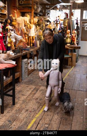 Die renommierte Puppenspielerin Lyndie Wright eröffnet ihre Werkstatt mit über 150 originalen Kreationen, die ein Leben lang dem Puppenspiel gewidmet sind. Stockfoto