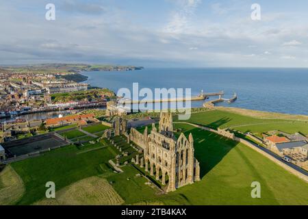 Whitby Abbey aus der Vogelperspektive auf die Küste von Whitby, das Stadtzentrum und die Abbey an einem sonnigen Tag Stockfoto