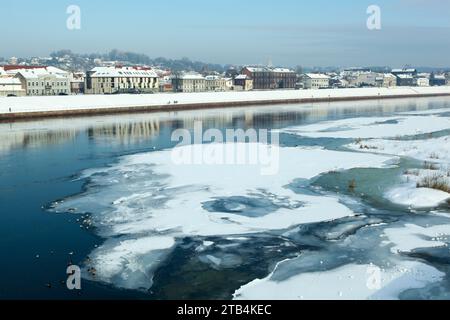 Der Winterblick auf den halb gefrorenen Fluss Neman in der Innenstadt von Kaunas (Litauen). Stockfoto