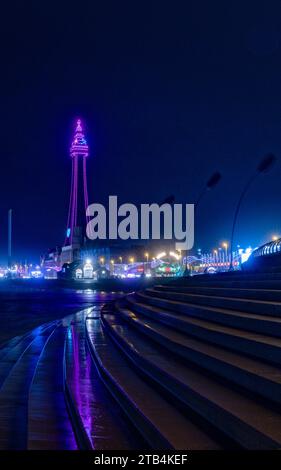 Blackpool Tower, Meer, Strand und Promenade bei Nacht mit Beleuchtung und Neonlichtern. Blackpool Ferienort in Lancashire England. Stockfoto