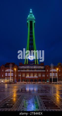 Blackpool Tower, Meer, Strand und Promenade bei Nacht mit Beleuchtung und Neonlichtern. Blackpool Ferienort in Lancashire England. Stockfoto