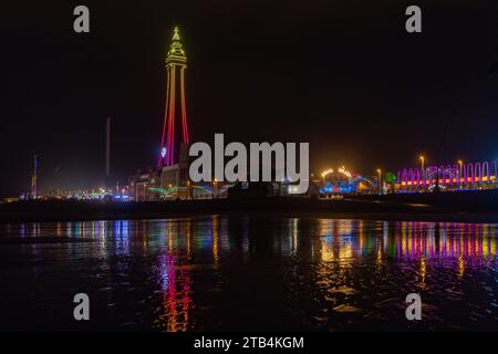 Blackpool Tower, Meer, Strand und Promenade bei Nacht mit Beleuchtung und Neonlichtern. Blackpool Ferienort in Lancashire England. Stockfoto