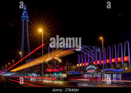 Blackpool, Lancashire, Großbritannien. Blackpool am Meer und Promenade bei Nacht mit Beleuchtung und Neonlichtern und einem beweglichen Stockfoto