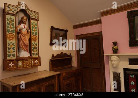 Vintage, antike Möbel im Zimmer stammen aus dem Südosten Irlands. Stockfoto