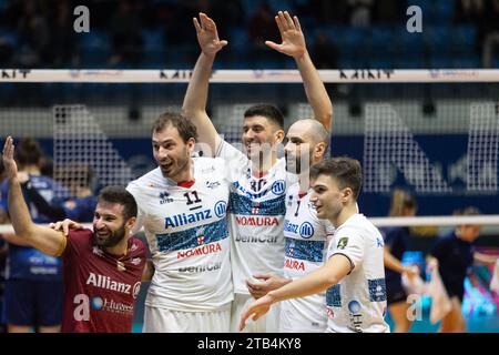 Monza, Italien. Dezember 2023. Glückliche Spieler der Allianz Milano während des Spiels Vero Volley Monza gegen Allianz Milano, Volleyball Italian Serie A Männer Superliga in Monza, Italien, 04. Dezember 2023 Credit: Independent Photo Agency/Alamy Live News Stockfoto