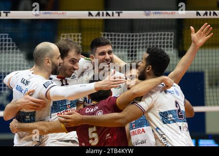 Monza, Italien. Dezember 2023. Glückliche Spieler der Allianz Milano während des Spiels Vero Volley Monza gegen Allianz Milano, Volleyball Italian Serie A Männer Superliga in Monza, Italien, 04. Dezember 2023 Credit: Independent Photo Agency/Alamy Live News Stockfoto