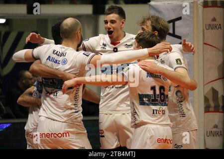 Monza, Italien. Dezember 2023. POWER VOLLEY MILANO während des Spiels Vero Volley Monza gegen Allianz Milano, Volleyball Italian Serie A Männer Superliga in Monza, Italien, 04. Dezember 2023 Credit: Independent Photo Agency/Alamy Live News Stockfoto