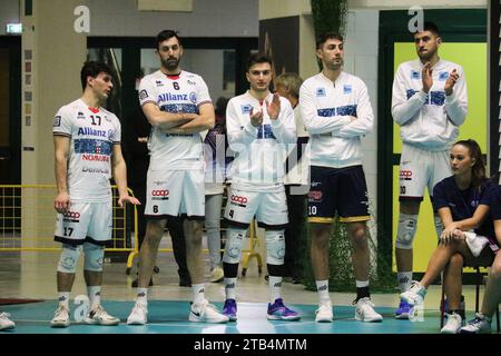 Monza, Italien. Dezember 2023. POWER VOLLEY MILANO während des Spiels Vero Volley Monza gegen Allianz Milano, Volleyball Italian Serie A Männer Superliga in Monza, Italien, 04. Dezember 2023 Credit: Independent Photo Agency/Alamy Live News Stockfoto