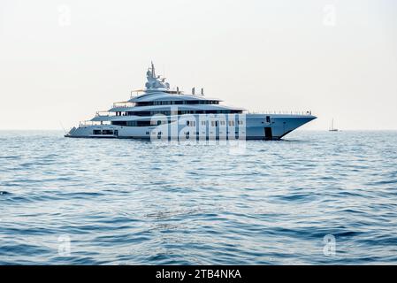 Eine große luxuriöse private Motoryacht segelt auf dem Meer Stockfoto