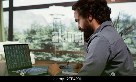 Buchhaltungsexperte, die einen perfekten Geschäftsplan für Gewinne aus globalen Investitionen sicherstellen, reicher Mann, der in eleganten, eleganten Waldvilla lebt. Milliardär in seinem Familienurlaubswohnheim. Stockfoto