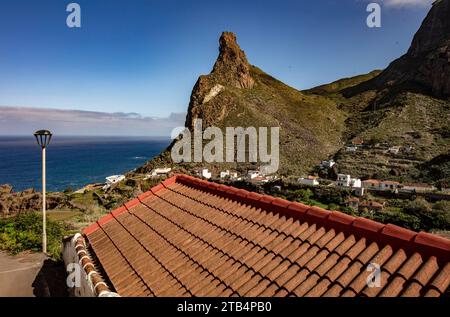 Atemberaubende Aussicht auf die beliebte, aber unberührte Stadt des grünen ländlichen Dorfes Taganana in den Anaga Mountains auf Teneriffa, Kanarischen Inseln. Stockfoto