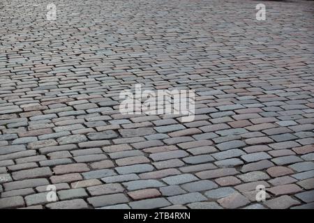 Straßenbodenstruktur in Fliesen. Graue rechteckige Kachel in Perspektive. Hintergrund. Horizontal. Stockfoto