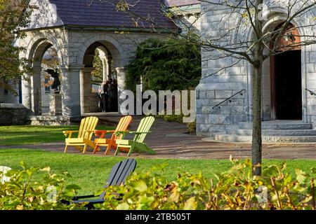 Einladende Adirondack Stühle auf dem Rasen der 1884 St Paul’s Episcopal Church im historischen Viertel Main Street in Stockbridge Massachusetts – Oktober 2023 Stockfoto