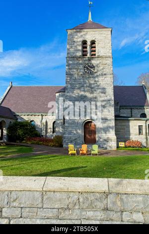 Glockenturm im Beaux-Arts-Stil von 1884 St Paul’s Episcopal Church im historischen Viertel Main Street in Stockbridge Massachusetts – Oktober 2023 Stockfoto