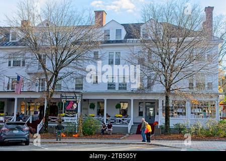 Red Lion Inn im Jahre 1897 im Stil der Kolonialzeit im Herbst, späte Nachmittagssonne auf der Main Street im historischen Viertel Stockbridge Massachusetts – Oktober 2023 Stockfoto