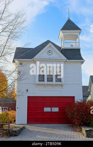 Zwölf Elm Street im historischen Stadtteil Stockbridge Massachusetts im Herbst, später Nachmittagssonne – Oktober 2023 Stockfoto