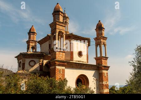 Hoher Teil der Kirche unserer Lieben Frau von Loreto, erbaut um 1470 im Renaissancestil, im Stadtteil Perti, Finale Ligure, Savona, Ligurien Stockfoto