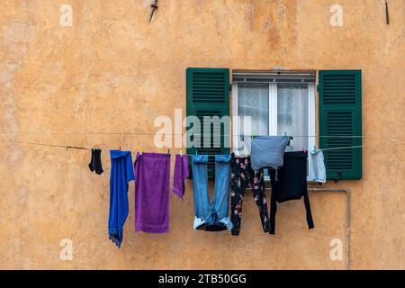 Detail des Fensters eines alten Hauses mit Wäscherei zum Trocknen, Savona, Ligurien, Italien Stockfoto