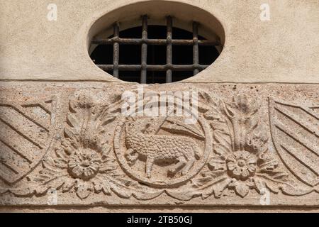 Wappen der Familie Del Carretto mit dem Agnus Dei auf einer Seite des ehemaligen Klosters Santa Caterina (1359), Finalborgo, Finale Ligure, Savona Stockfoto