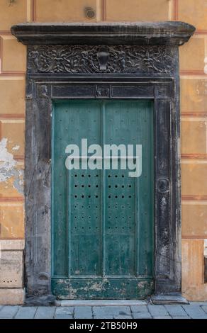 Schieferportal im Renaissancestil des Palazzo Malvasia (1520-1530), mit Satyren, Wappen und Häuptern römischer Kaiser, Finale Ligure, Savona, Italien Stockfoto