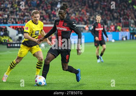 Leverkusen, Deutschland. Dezember 2023. 1. Bundesliga - Bayer 04 Leverkusen - Borussia Dortmund am 03.12.2023 in der BayArena in Leverkusen Julian Ryerson (Dortmund 26) gegen Odilon Kossounou (Leverkusen 6) Foto: Osnapix DFL-Vorschriften verbieten jede Verwendung von Fotografien als Bildsequenzen und/oder Quasi-Video Credit: dpa/Alamy Live News Stockfoto