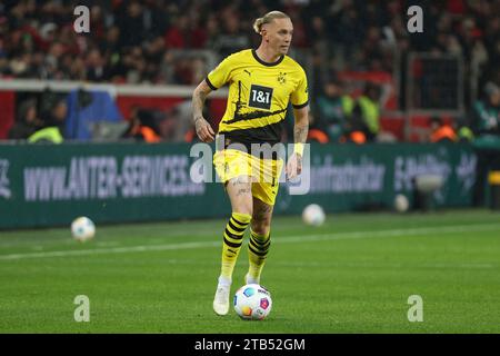 Leverkusen, Deutschland. Dezember 2023. 1. Bundesliga - Bayer 04 Leverkusen - Borussia Dortmund am 03.12.2023 in der BayArena in Leverkusen Marius Wolf (Dortmund 17) am Ball Foto: Osnapix DFL-Vorschriften verbieten jede Verwendung von Fotografien als Bildsequenzen und/oder Quasi-Video Credit: dpa/Alamy Live News Stockfoto