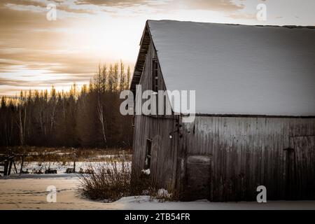 Eine alte Scheune im Winter Stockfoto