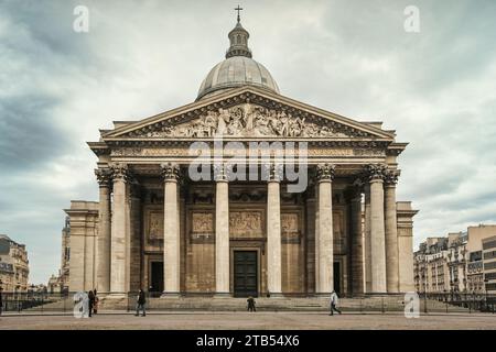 Das Pantheon in Paris, Frankreich an einem bewölkten Tag. Stockfoto