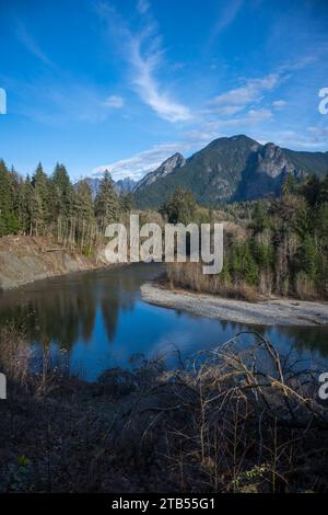 Blick auf das Tal des Middle Fork Snoqualmie River vom Oxbow Loop Trail in der Nähe von North Bend im US-Bundesstaat Washington. Stockfoto