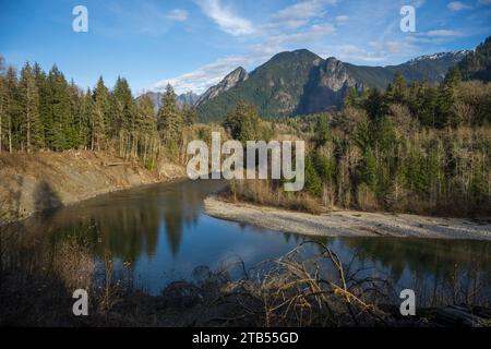 Blick auf das Tal des Middle Fork Snoqualmie River vom Oxbow Loop Trail in der Nähe von North Bend im US-Bundesstaat Washington. Stockfoto