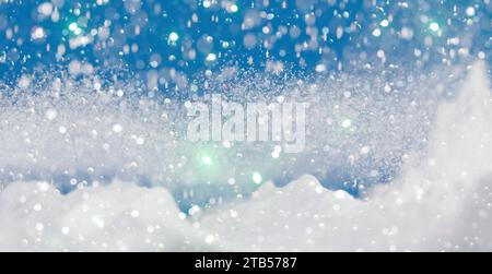 Weihnachten Winter Hintergrund mit Schneefall und fallendem Schnee in den Bergen. Kopierbereich für Promotion. Abstrakte, verschwommene Schneeflocken mit Lichtern Stockfoto