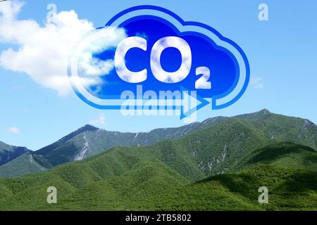 Konzept der klaren Luft. CO2-Inschrift in der Darstellung der Wolke mit Pfeil und schöner Berglandschaft Stockfoto