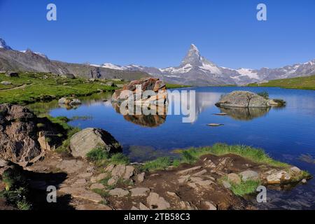 Matterhorn mit Reflexionen im Stellisee und wolkenlosem Himmel bei Blauherd, Zermatt, Visp, Wallis, Schweiz Stockfoto