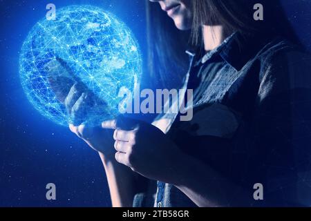 Globales Netzwerk. Frau mit Smartphone auf dunkelblauem Hintergrund, Nahaufnahme. Digitales Bild der Erde Stockfoto