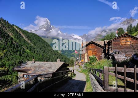 Matterhorn und traditionelle Holzhütten im Dorf Findeln bei Sunnegga oberhalb von Zermatt, Visp, Wallis, Schweiz Stockfoto