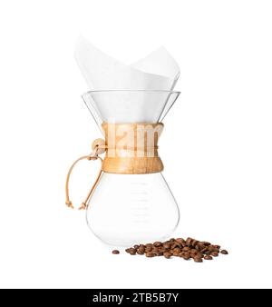 chemex-Glaskaffeemaschine mit Papierkaffeefilter und auf weiß isolierten Bohnen Stockfoto