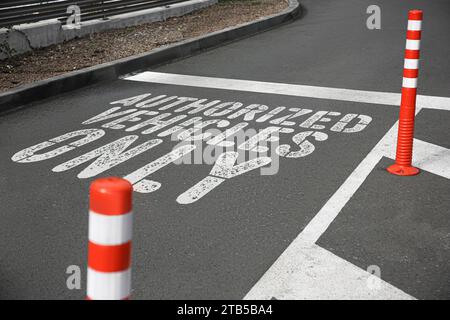 Signieren Sie autorisierte Fahrzeuge, die im Freien nur auf Asphalt lackiert sind Stockfoto