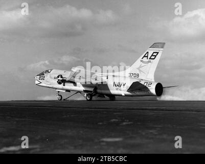 Vought F8U-1 Crusader der VF-11 wird am 10. März 1960 von der USS Franklin D. Roosevelt (CVA-42) im Mittelmeer gestartet Stockfoto