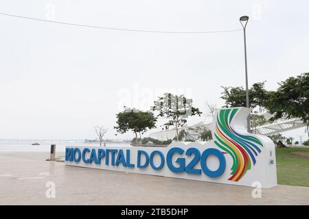 Rio De Janeiro, Brasilien. Dezember 2023. Schild "Rio Hauptstadt der G20" vor dem Museum von morgen, in Praca Mauá, im Zentrum der Stadt, diesen Montag, den 4. Dezember. Die Stadt Rio de Janeiro beginnt mit den Vorbereitungen für den G20-Gipfel der Regierungschefs, der im November 2024 stattfinden wird. Quelle: Brazil Photo Press/Alamy Live News Stockfoto