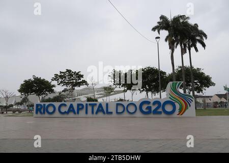 Rio De Janeiro, Brasilien. Dezember 2023. Schild "Rio Hauptstadt der G20" vor dem Museum von morgen, in Praca Mauá, im Zentrum der Stadt, diesen Montag, den 4. Dezember. Die Stadt Rio de Janeiro beginnt mit den Vorbereitungen für den G20-Gipfel der Regierungschefs, der im November 2024 stattfinden wird. Quelle: Brazil Photo Press/Alamy Live News Stockfoto