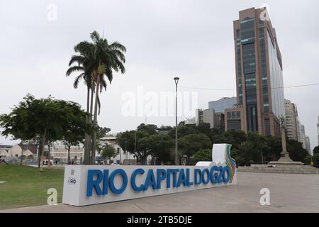 Rio De Janeiro, Brasilien. Dezember 2023. Schild "Rio Hauptstadt der G20" vor dem Museum von morgen, in Praca Mauá, im Zentrum der Stadt, diesen Montag, den 4. Dezember. Die Stadt Rio de Janeiro beginnt mit den Vorbereitungen für den G20-Gipfel der Regierungschefs, der im November 2024 stattfinden wird. Quelle: Brazil Photo Press/Alamy Live News Stockfoto