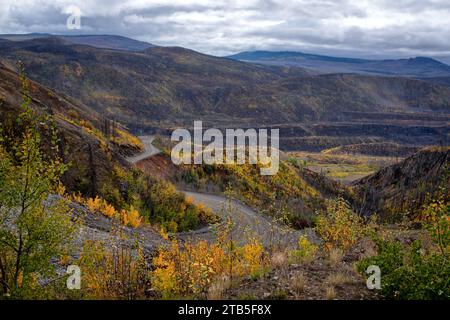 Telegraph Creek Road, eine schmale, steile Schotterstraße durch das Stikine River Valley in British Columbia, Herbst 2023 Stockfoto
