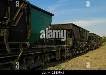 Eisenerz transportierende Zugwagen stehen auf den Gleisen, die darauf warten, beladen zu werden Stockfoto