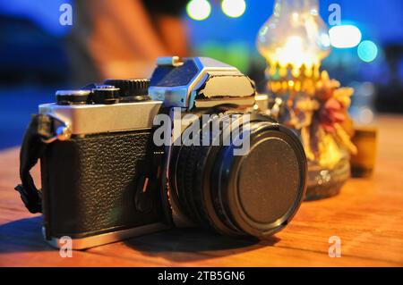 Vintage-Kamera, die noch Filmmedien verwendet, manuelle Bedienung und sehr exotisch, voller Erinnerungen Stockfoto