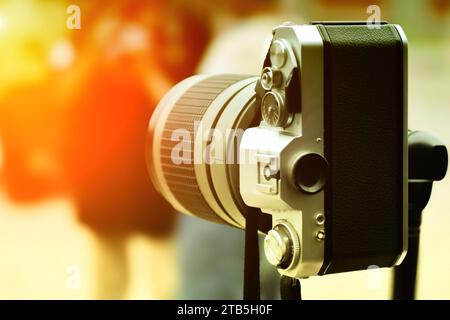 Vintage-Kamera, die noch Filmmedien verwendet, manuelle Bedienung und sehr exotisch, voller Erinnerungen Stockfoto
