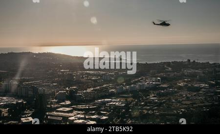 US-Marines mit einem AH-1Z Viper Flugzeug der Marine Light Attack Helicopter Squadron 267, Marine Aircraft Group 39, 3rd Marine Aircraft Wing, führen Flugoperationen über San Diego, Kalifornien, 28. November 2023 durch. Brig. General Andrew M. Niebel, kommandierender General der 1st Marine Logistics Group, besuchte Generalmajor Michael Borgschulte, Kommandierender General des 3rd MAW und der Marines des 3rd MAW, um die Flugoperationen zu beobachten und die Partnerschaft innerhalb der I Marine Expeditionary Force zu demonstrieren. (Foto des U.S. Marine Corps von CPL. Casandra Lamas) Stockfoto