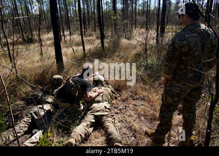 Green Berets von der 7. Special Forces Group (Airborne) trainieren und beraten Soldaten, die der 4/54 Security Force Assistant Brigade (SFAB) zugewiesen wurden, bei der Small Unit Taktics (SUT) und der Landnavigation im Camp „Bull“ Simons, Florida, 5. November 2023. Das SUT ist für den Erfolg des Teams entscheidend, wenn es in einer komplexen Betriebsumgebung manövriert, da das SUT das interne Vertrauen und den Zusammenhalt der Truppe aufbaut und verfeinert. (Fotos der US-Armee von SPC. Christopher Sanchez) Stockfoto