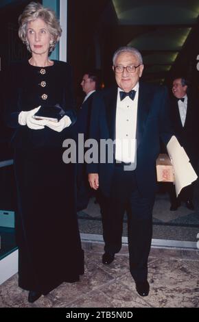 Nancy Kissinger und Henry Kissinger nehmen am 15. Oktober 1998 am Pier 60 in New York City am Spirit of Music Award der UJA-Federation of NY an Ahmet Ertegun Teil. Foto: Henry McGee/MediaPunch Stockfoto