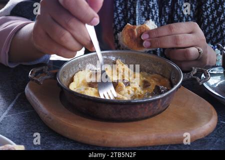 Türkische Rührei mit gebratenem Fleisch in Kupfer pan Stockfoto