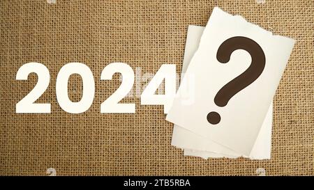 Ein frohes neues Jahr 2024 mit einem großen Fragezeichen. Fragezeichensymbol als Zielsymbol in 2024 auf Sackleinen Hintergrund. Planung für Ziele und Erfolgskonzept Stockfoto
